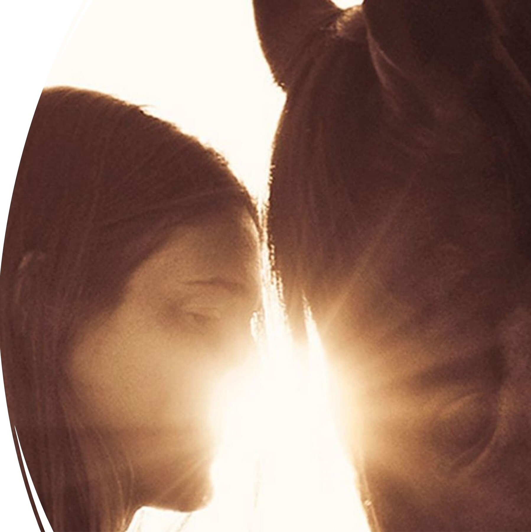 Femme et cheval au coucher du soleil