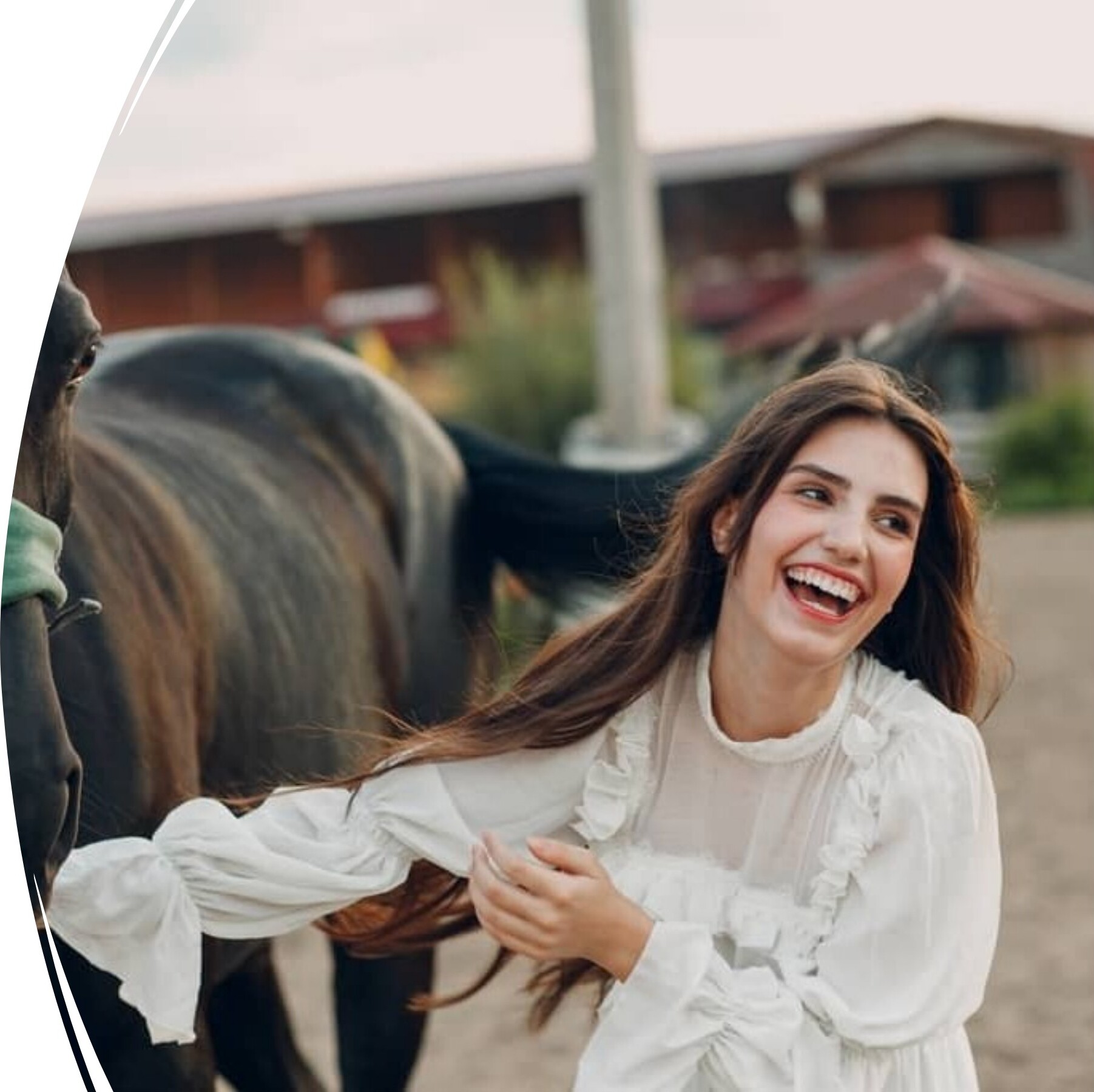 Femme riant avec un cheval